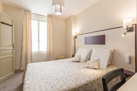 Standard Double Room | Desk, free cribs/infant beds, rollaway beds, WiFi