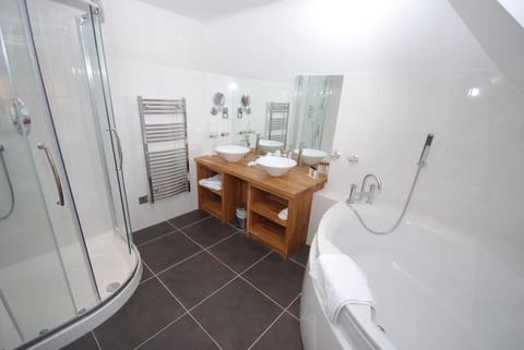 Deluxe Family Room | Bathroom | Free toiletries, hair dryer, towels