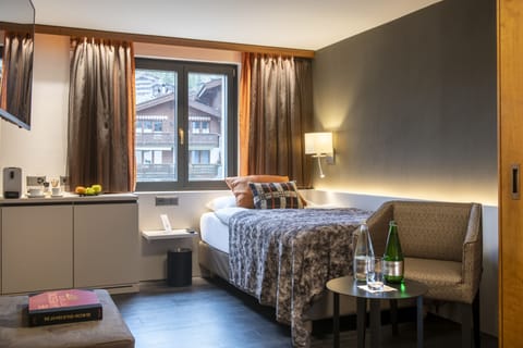 Cosy single room to the north side | Minibar, in-room safe, desk, free WiFi