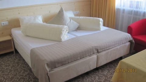 Double Room, Balcony | Minibar, in-room safe, desk, soundproofing