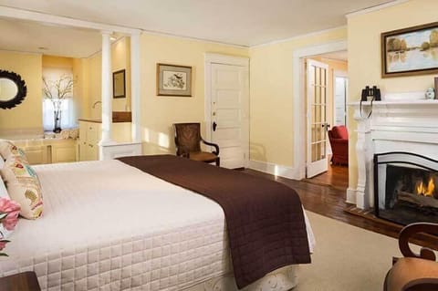 Romantic Suite, 1 King Bed, Jetted Tub, Courtyard View (Satterfield Suite) | Premium bedding, individually decorated, individually furnished, desk