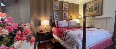 Deluxe Suite (Pierpoint suite) | Premium bedding, desk, blackout drapes, iron/ironing board