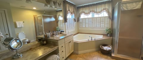 Room (Banneker room) | Bathroom | Separate tub and shower, jetted tub, rainfall showerhead