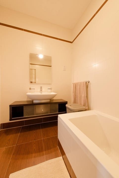 Apartment (2 Bedrooms) | Bathroom | Shower, hair dryer, towels, toilet paper