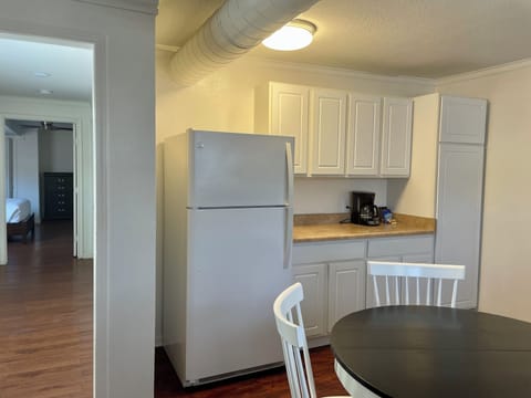 Family Cottage, 2 Queen Beds, Non Smoking | Private kitchen | Mini-fridge, microwave, paper towels