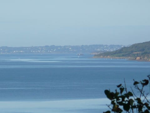 gîte de gouelet-ker, dans la brume d'une chaude journée : la presqu'ile de Crozon