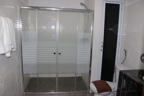 Standard Twin Room | Bathroom | Shower, free toiletries, hair dryer, bathrobes