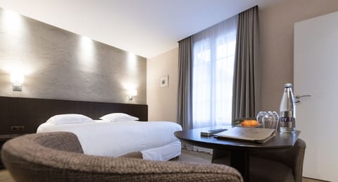 LES CAPS | Hypo-allergenic bedding, in-room safe, desk, soundproofing