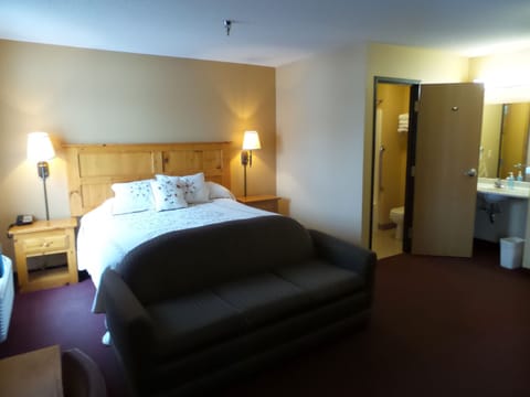 Deluxe Room, Multiple Beds | Iron/ironing board, free WiFi, bed sheets