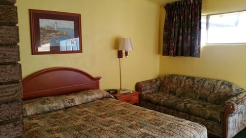 Classic Room, 1 Queen Bed, Non Smoking | Desk, free WiFi