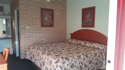 Classic Room, 1 King Bed, Non Smoking | Desk, free WiFi