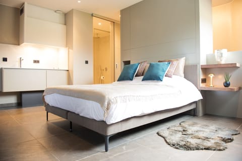 Superior Studio | Premium bedding, free minibar items, in-room safe