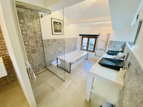 Deluxe Suite, Ensuite, Mountain View | Bathroom