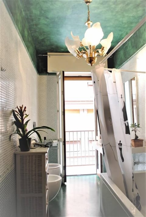 Deep soaking tub, hair dryer, towels