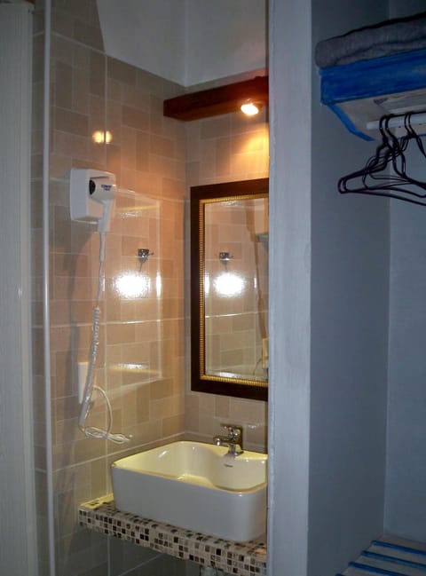 Double or Twin Room | Bathroom | Shower, hair dryer, towels