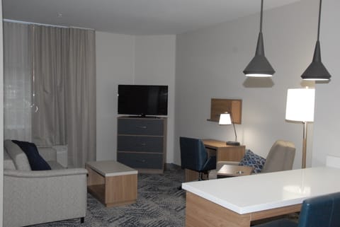 Suite, 1 Bedroom | Desk, laptop workspace, soundproofing, free cribs/infant beds