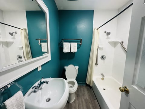 Luxury Suite, 1 King Bed | Bathroom | Combined shower/tub, towels