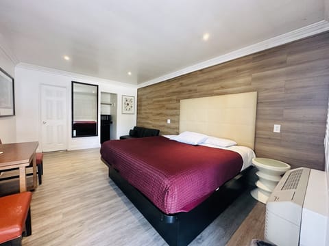 Luxury Suite, 1 King Bed | Free WiFi, bed sheets