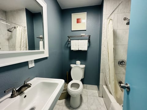 Family Suite, 2 Bedrooms | Bathroom | Combined shower/tub, towels