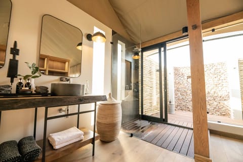 Luxury Tent | Bathroom | Shower, eco-friendly toiletries, hair dryer, towels