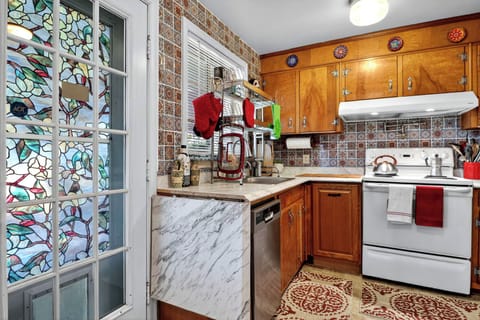 Classic 50’s full of cups, glasses, plates, bowls, & more pots and pans in stove