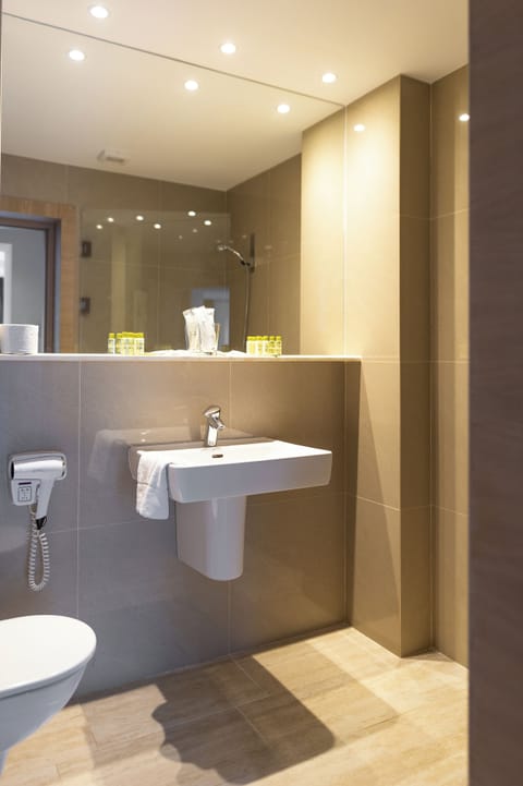 Standard Room | Bathroom | Shower, rainfall showerhead, designer toiletries, hair dryer