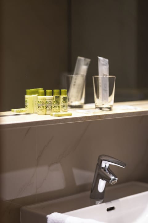 Deluxe Room | Bathroom | Shower, rainfall showerhead, designer toiletries, hair dryer