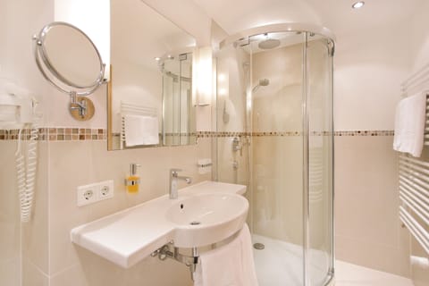 Single Room | Bathroom | Hair dryer, bathrobes, slippers, towels