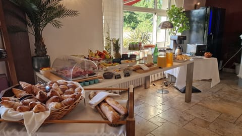 Daily buffet breakfast for a fee