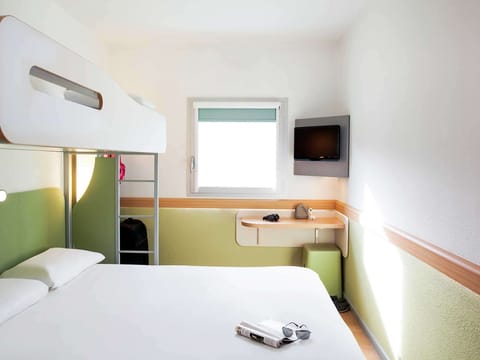 Triple Room, Multiple Beds | Desk, free WiFi, bed sheets