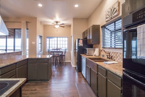 Kitchen and breakfast table