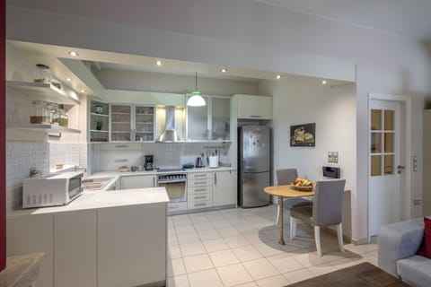 Apartment, City View | Private kitchen | Fridge, microwave, oven, stovetop