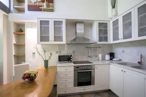 Apartment, Patio | Private kitchen | Fridge, microwave, oven, stovetop