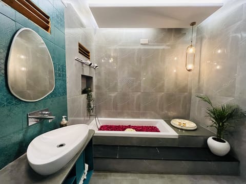 Superior Double Room | Bathroom | Shower, free toiletries