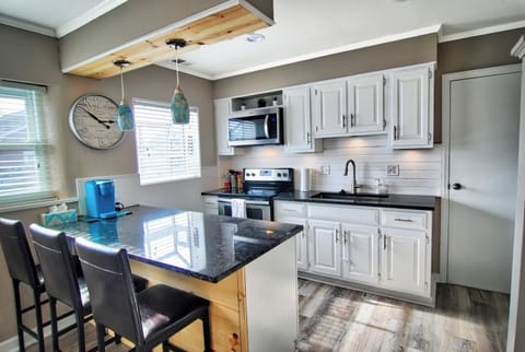 Breakfast Bar w/ Granite countertops, Stainless Steel Appliances.