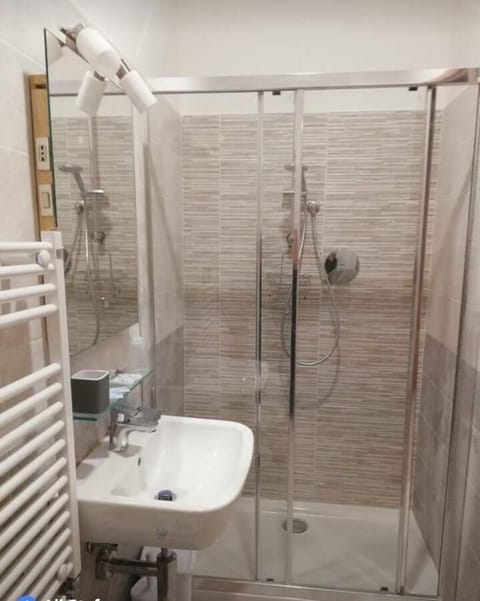 Double Room | Bathroom | Shower, bidet, towels