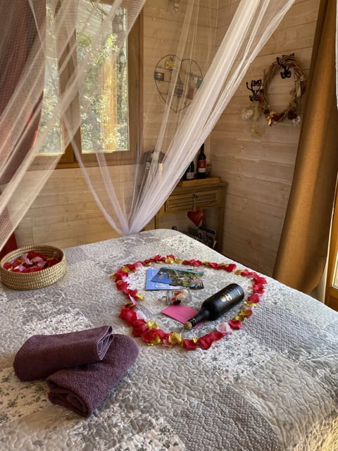 Panoramic Cabin, 1 Double Bed, Non Smoking, Hill View | Minibar, bed sheets