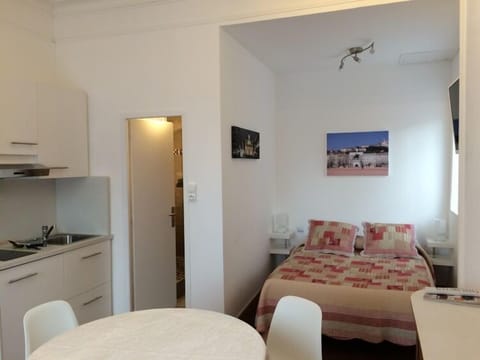 Triple room, private bathroom - Free Parking | Individually decorated, individually furnished, blackout drapes