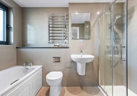 Feature Room | Bathroom | Free toiletries, hair dryer, towels