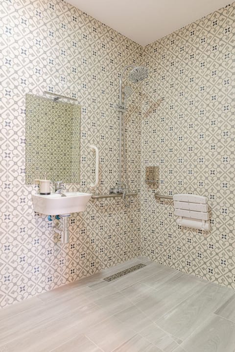 Deluxe Room, Private Bathroom | Bathroom shower