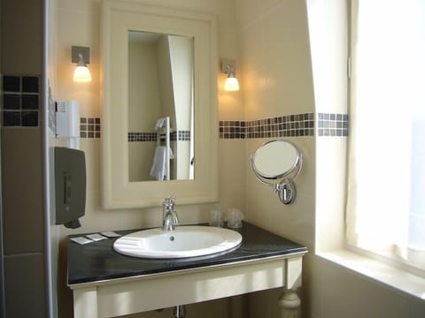 Grand Double Room (Comfort) | Bathroom | Combined shower/tub, hair dryer