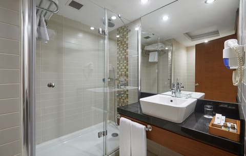 Deluxe Room | Bathroom | Combined shower/tub, deep soaking tub, free toiletries, hair dryer