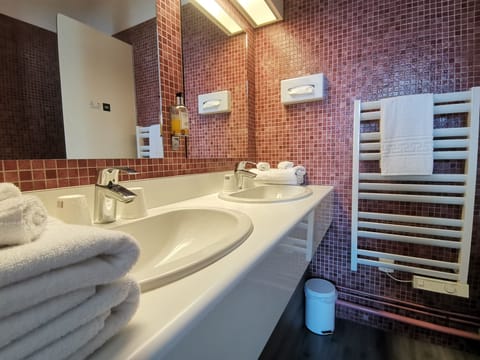 Quadruple Room | Bathroom | Free toiletries, hair dryer, towels