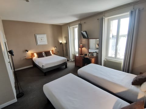 Quadruple Room | Desk, blackout drapes, iron/ironing board, free WiFi