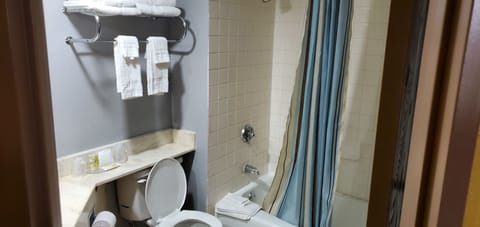 Standard Room, 2 Queen Beds, Multiple View (2 Queen Beds Non Smoking) | Bathroom | Deep soaking tub, free toiletries, towels