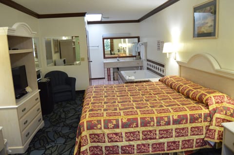 Deluxe Room, 1 King Bed | Jetted tub
