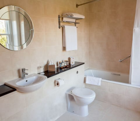 Combined shower/tub, free toiletries, hair dryer, towels