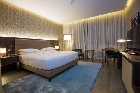 Room, 1 King Bed | Minibar, in-room safe, desk, blackout drapes