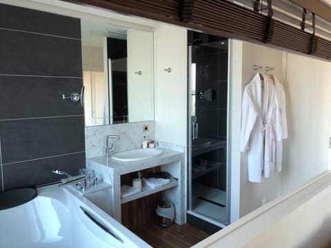 Suite, Terrace | Bathroom | Free toiletries, hair dryer, slippers, towels