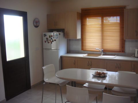 Family Villa | Private kitchen | Full-size fridge, microwave, oven, stovetop